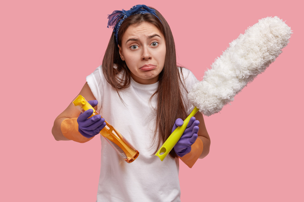 Ragazza intenta a togliere la polvere con i prodotti Midor